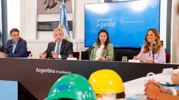 El Presidente encabezó una reunión de trabajo para avanzar en la puesta en marcha del Programa Constructoras